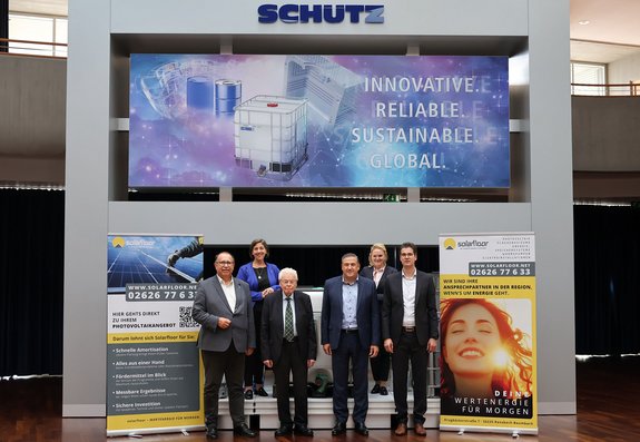 Foto: Carolin Faller BUZ: Veranstalter und Gastgeber freuen sich schon auf ein volles Haus. Richard Hover (IHK), Katharina Schlag (wfg), Winfried Heibel (Schütz), Veit Enders (Schütz), Katja Max-Floreth (solarfloor), Christian Schlosser (Schütz/solarfloor). Es fehlen: Bärbel Labonte (rz-media), Michael Braun (Kreishandwerkerschaft Rhein-Westerwald) und Nils Schuster (WJ Westerwald-Lahn). 