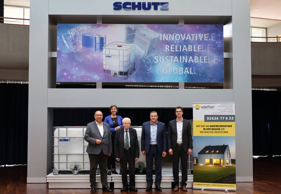 Veranstalter und Gastgeber freuen sich schon auf ein volles Haus. Richard Hover (IHK), Katharina Schlag (wfg), Winfried Heibel (Schütz), Veit Enders (Schütz), Christian Schlosser (Schütz/solarfloor). Es fehlen: Bärbel Labonte (rz-media), Michael Braun (Kreishandwerkerschaft Rhein-Westerwald) und Nils Schuster (WJ Westerwald-Lahn).